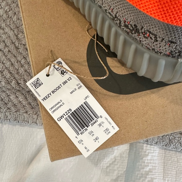 YEEZY BOOST 350 V2 "Beluga" - Picture 7 of 7